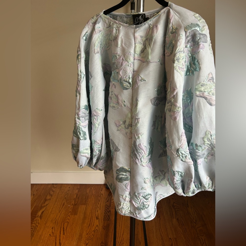 LIKE NEW - gorgeous Arianne Pastel Floral shimmer top